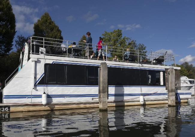 Bluebird House-Boat Hotel อีสต์โมลเซย์ ภายนอก รูปภาพ