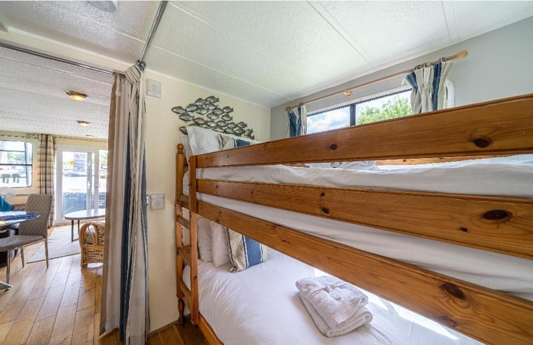 Bluebird House-Boat Hotel อีสต์โมลเซย์ ภายนอก รูปภาพ