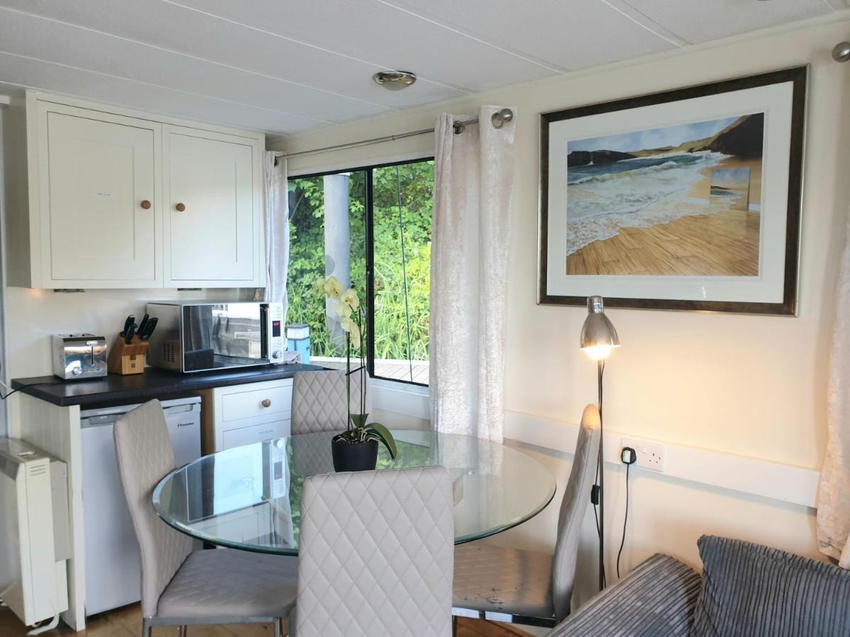 Bluebird House-Boat Hotel อีสต์โมลเซย์ ภายนอก รูปภาพ